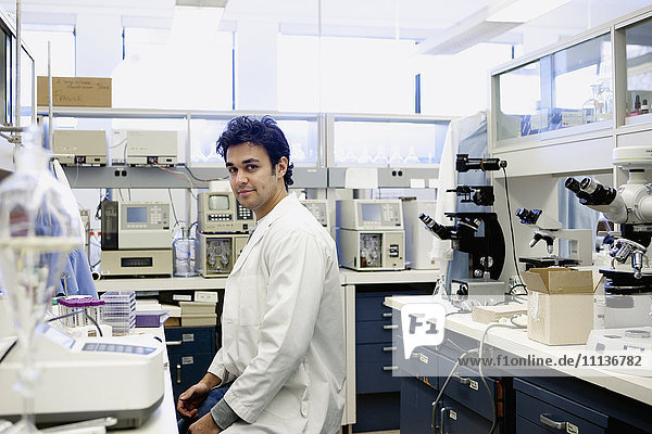 Wissenschaftlerin aus dem Nahen Osten arbeitet im Labor