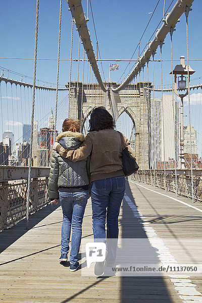 Italienisches Paar überquert Brooklyn Bridge