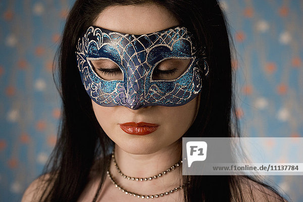 Frau aus dem Nahen Osten mit Maske
