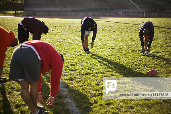 Männer trainieren auf dem Fußballplatz