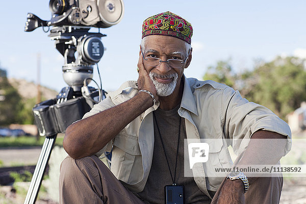 Afroamerikanischer Regisseur vor der Filmkamera