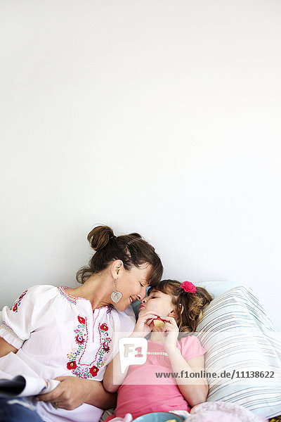 Mutter und Tochter entspannen sich auf dem Bett