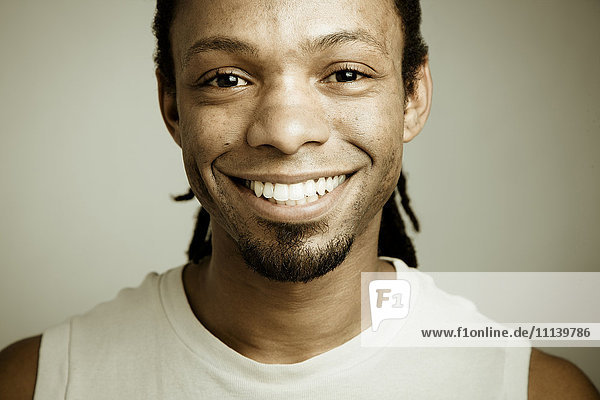 Lächelnder afroamerikanischer Mann