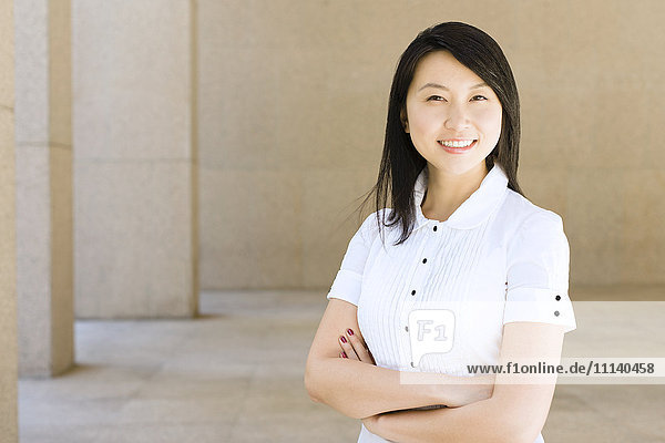 Lächelnde chinesische Geschäftsfrau