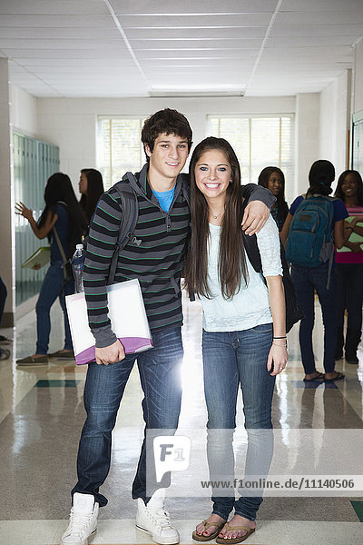 Highschool-Freunde  die zusammen im Korridor stehen