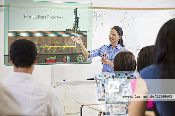 Lehrer erklärt den Schülern im Klassenzimmer den Extraktionsprozess