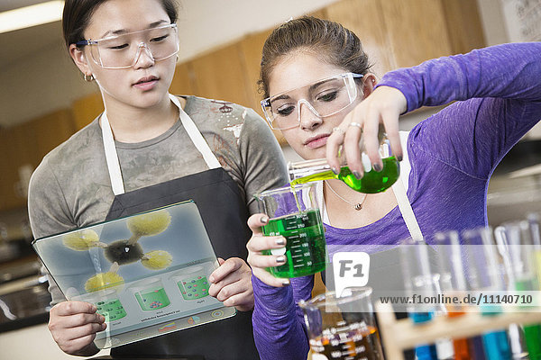 Schüler arbeiten mit Chemikalien im Klassenzimmer