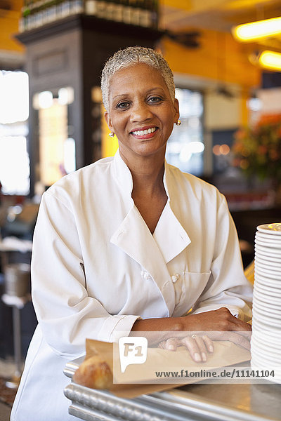 Afroamerikanischer Chefkoch im Café