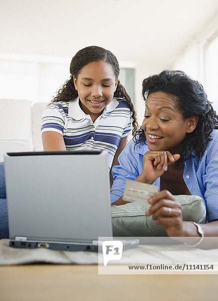 Mutter und Tochter benutzen Kreditkarte online