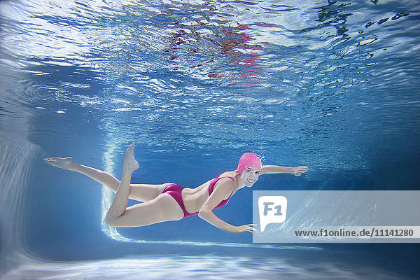 Kaukasische Frau im Bikini schwimmt unter Wasser