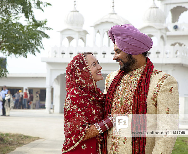 Lächelndes Paar in traditioneller indischer Kleidung