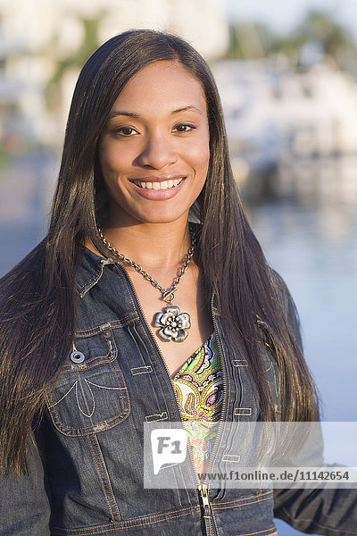 Lächelnde afroamerikanische Frau im Freien