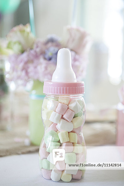 Nahaufnahme von Süßigkeiten Babyflasche Geschenk