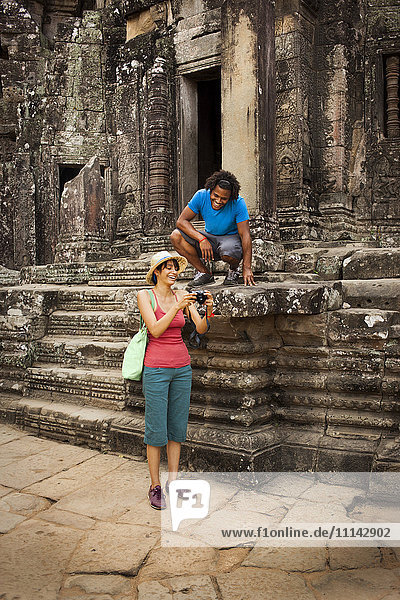 Paar beim Besuch eines antiken Tempels  Angkor  Siem Reap  Kambodscha