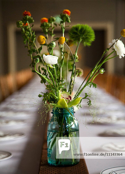 Blumenstrauß auf dem Banketttisch