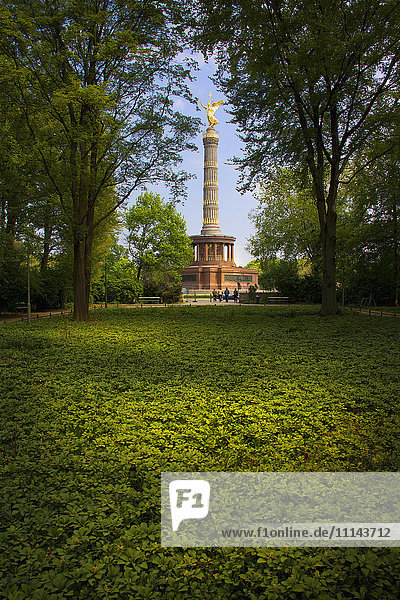 Monument mit Blick auf einen Stadtpark,  Berlin,  Deutschland