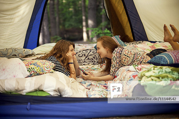 Mädchen entspannen im Campingzelt