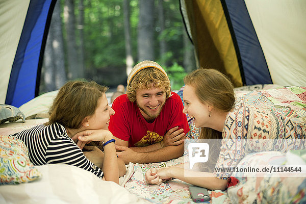 Freunde entspannen sich im Campingzelt
