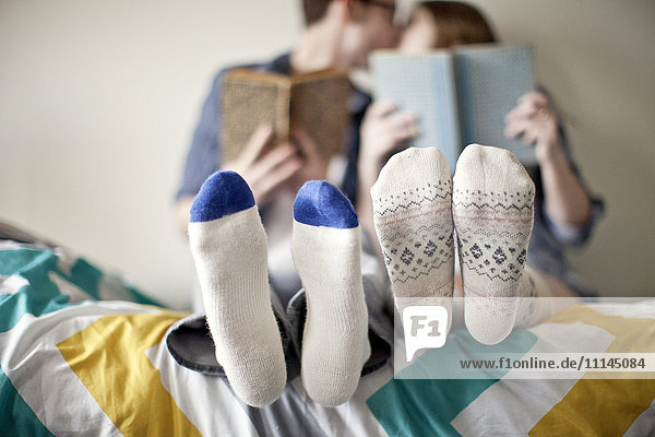 Nahaufnahme von Socken eines Paares im Bett