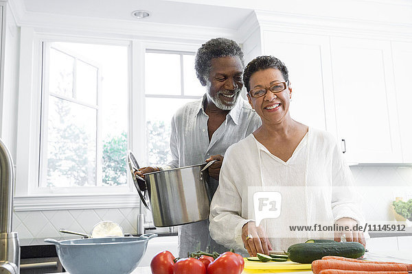 Älteres Paar beim Kochen in der Küche