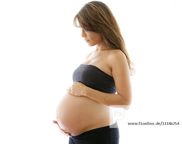 Nahaufnahme einer schwangeren kaukasischen Frau  die ihren Bauch hält