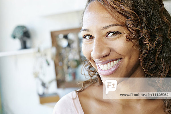 Lächelnde afroamerikanische Frau im Geschäft