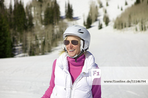 Frau beim Skifahren auf verschneiter Piste