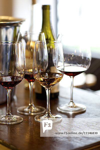 Gläser mit Rot- und Weißwein auf dem Tisch