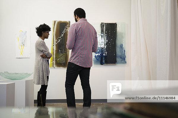 Ehepaar bewundert Kunst in einer Galerie