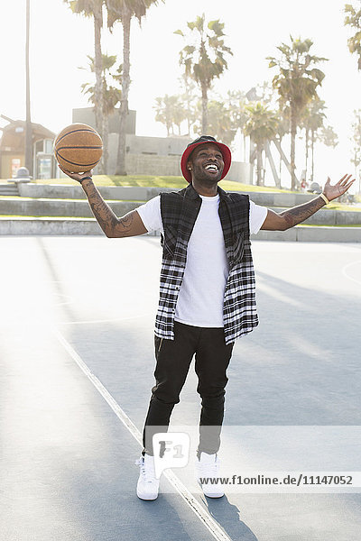 Afroamerikanischer Mann steht auf einem Basketballplatz