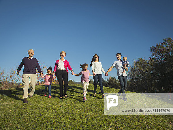 Familie geht gemeinsam im Park spazieren