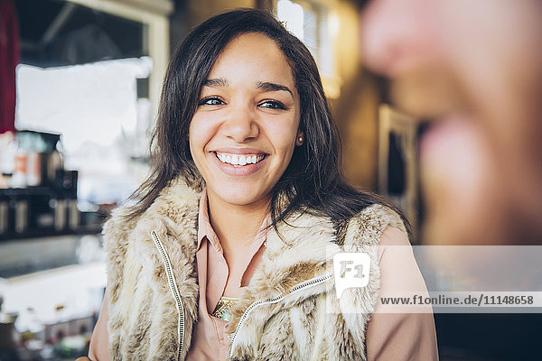 Frau lächelt ihren Freund im Café an