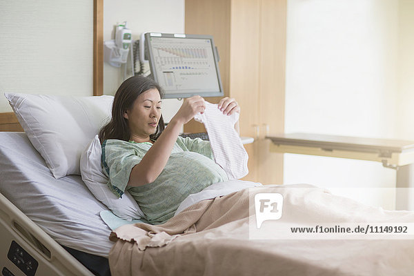 Schwangere Chinesin im Krankenhausbett