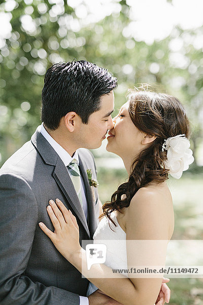 Küssende Braut und Bräutigam
