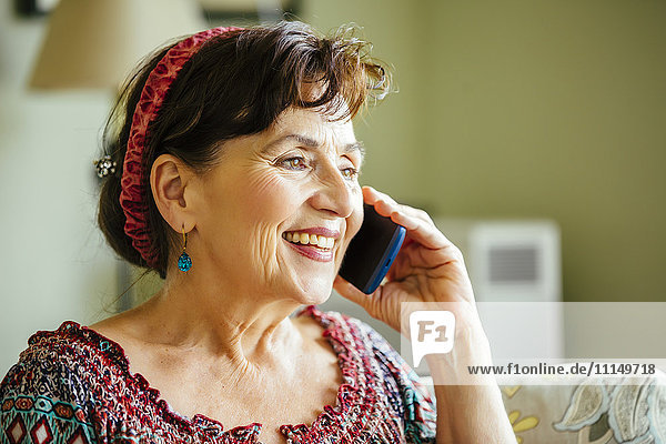 Kaukasische Frau  die mit einem Handy telefoniert