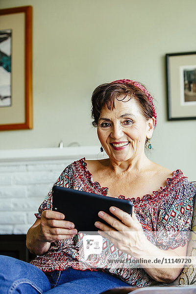 Kaukasische Frau mit digitalem Tablet