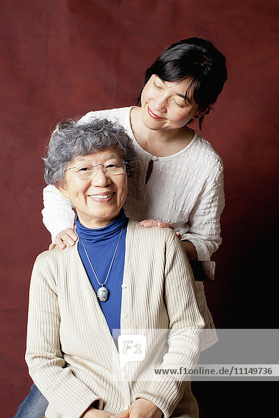 Japanische Mutter und Tochter lächelnd