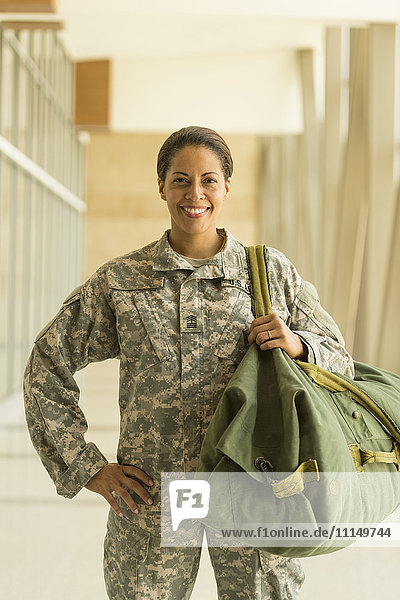 Afroamerikanischer Soldat lächelt auf dem Flughafen