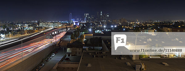 Luftaufnahme des Verkehrs auf der Autobahn in der Stadt Los Angeles  Kalifornien  Vereinigte Staaten
