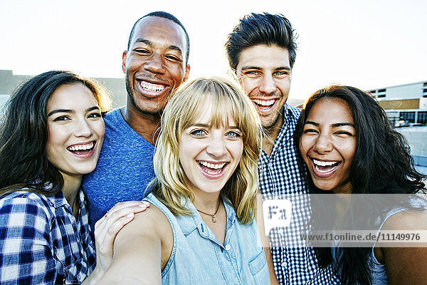 Freunde posieren für ein Selfie im Freien