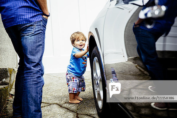 Vater und kleiner Sohn waschen Auto