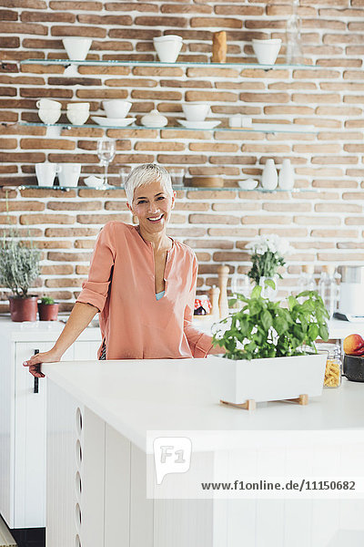Ältere kaukasische Frau lächelt in der Küche