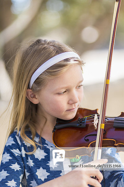 Nahaufnahme eines kaukasischen Mädchens  das Geige spielt