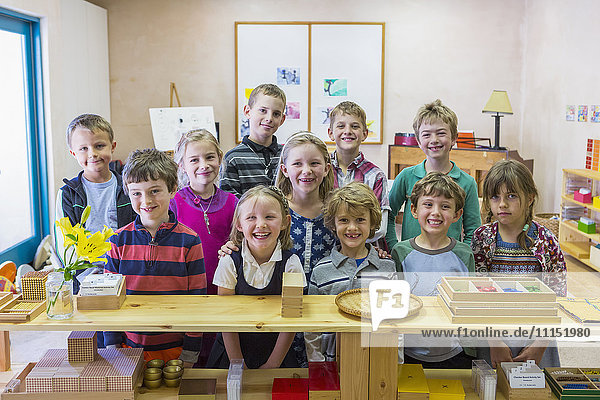 Gemeinsam lächelnde Schüler im Klassenzimmer