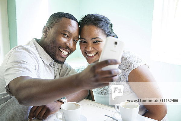 Lächelndes Paar  das ein Selfie mit dem Handy macht