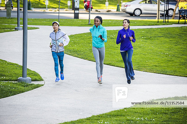 Frauen laufen im Park