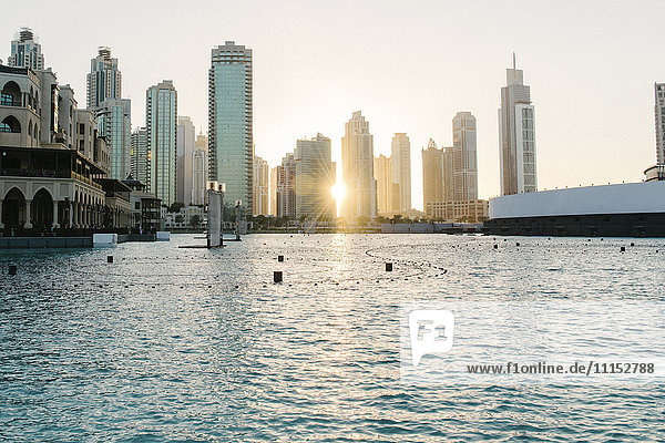 Sonnenuntergang über der Skyline der Stadt  Dubai  Vereinigte Arabische Emirate