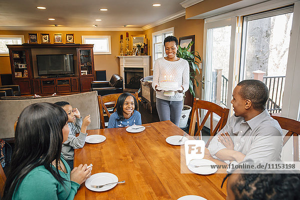 Schwarze Familie feiert Geburtstag am Tisch