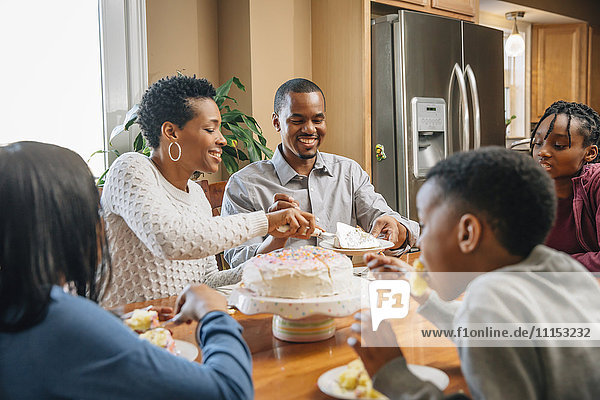 Schwarze Familie isst Kuchen bei Geburtstagsfeier