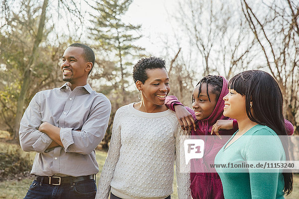 Schwarze Familie lächelnd im Freien